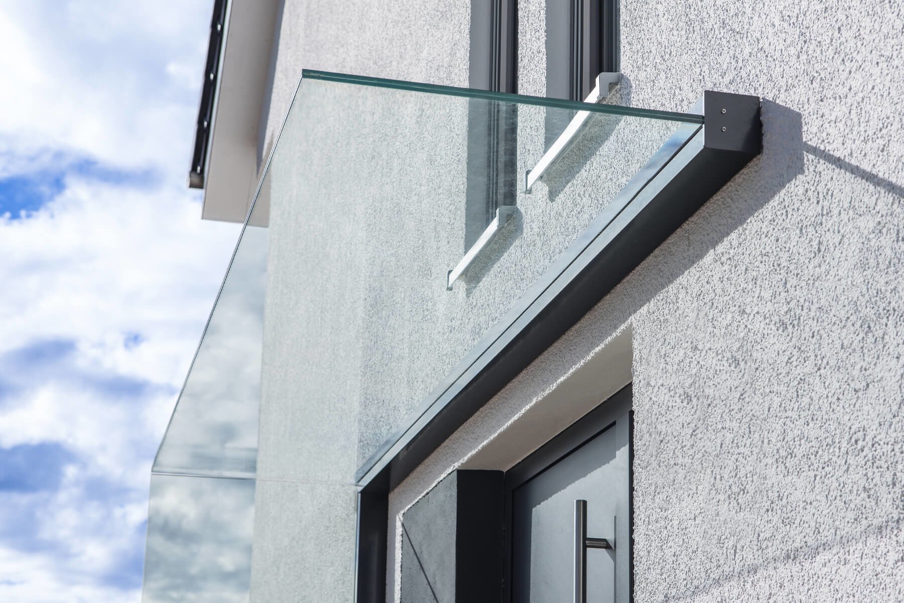 Viel Licht dank Glas Vordach am Hauseingang mit Seitenteil